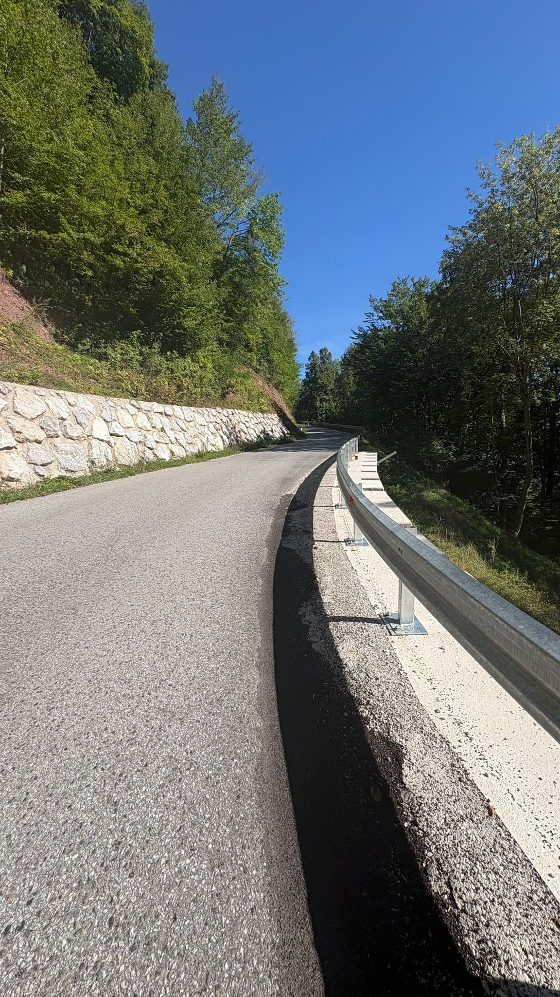 Kolesar na gorski cesti pri Možjanci
